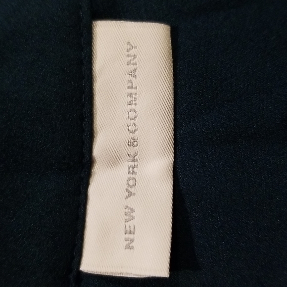 🌺NEW YORK & COMPANY V-neck- Roll-Sleeve Button-Down - Picture 8 of 12